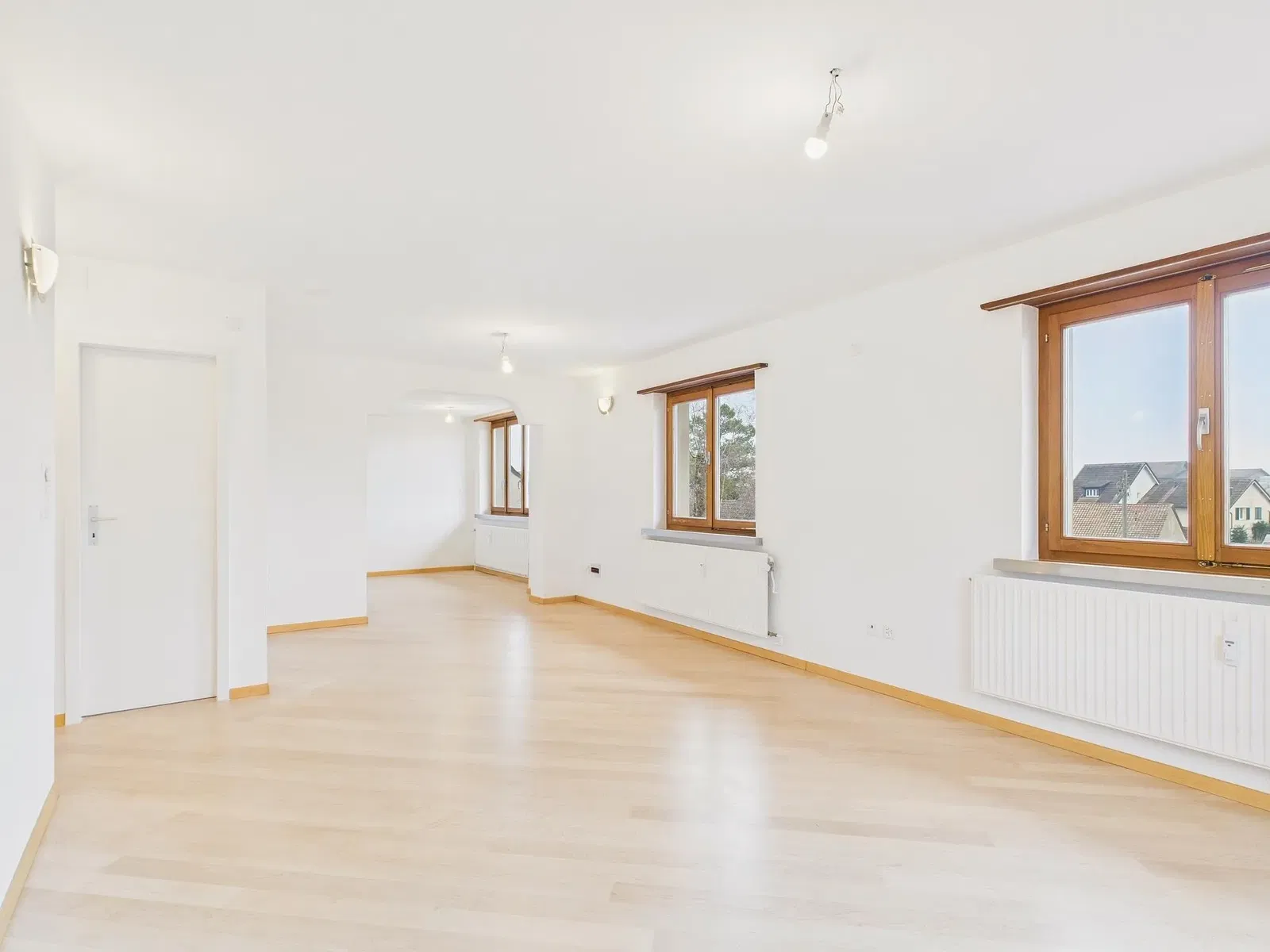 غرفة معيشة; أرضية خشبية, ضوء طبيعي, أسلوب عصري, أسقف عالية