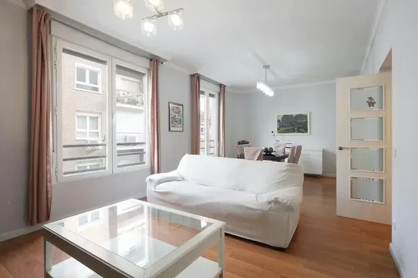 Cozinha; eletrodomésticos, chão de madeira, luz natural, estilo moderno, renovado