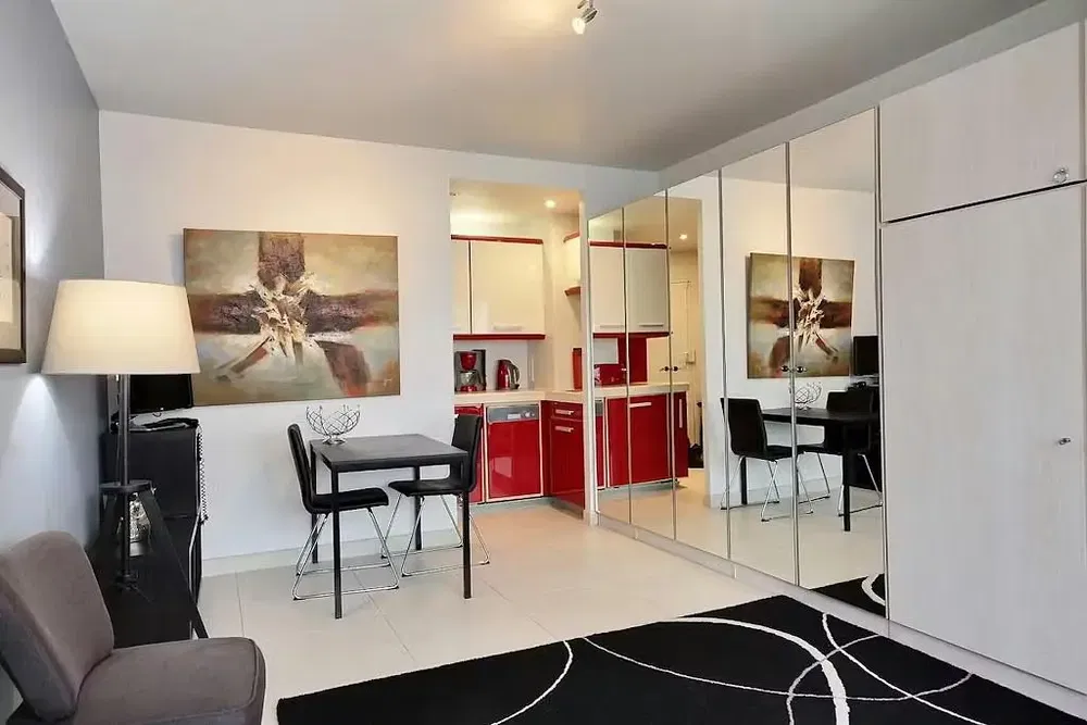 Wohnzimmer; holzboden, tageslicht, moderner stil, hohe decken