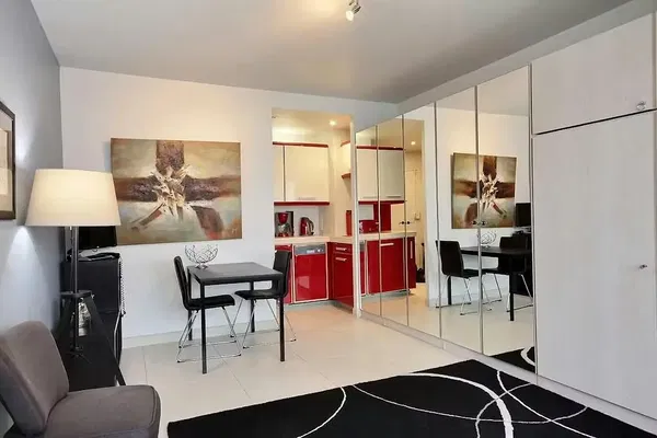 Salon; parquet, lumière naturelle, style moderne, hauteur sous plafond