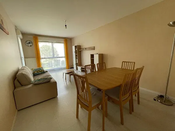 Woonkamer; houten vloer, natuurlijk licht, moderne stijl, hoge plafonds