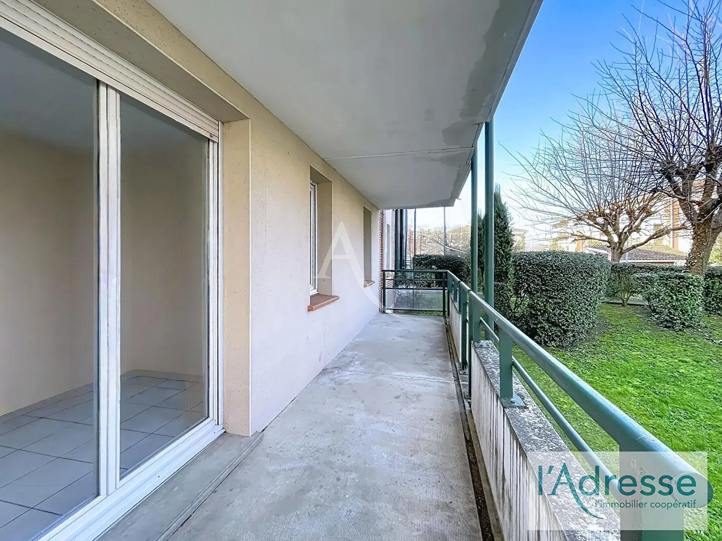 Dnevni boravak; drveni pod, prirodna svjetlost, moderan stil, visoki stropovi