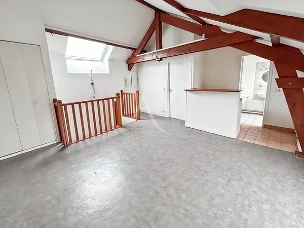 Living room; wood floor, natural light, modern style, high ceiling