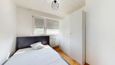 Obývací pokoj; dřevěná podlaha, přirozené světlo, moderní styl, vysoké stropy