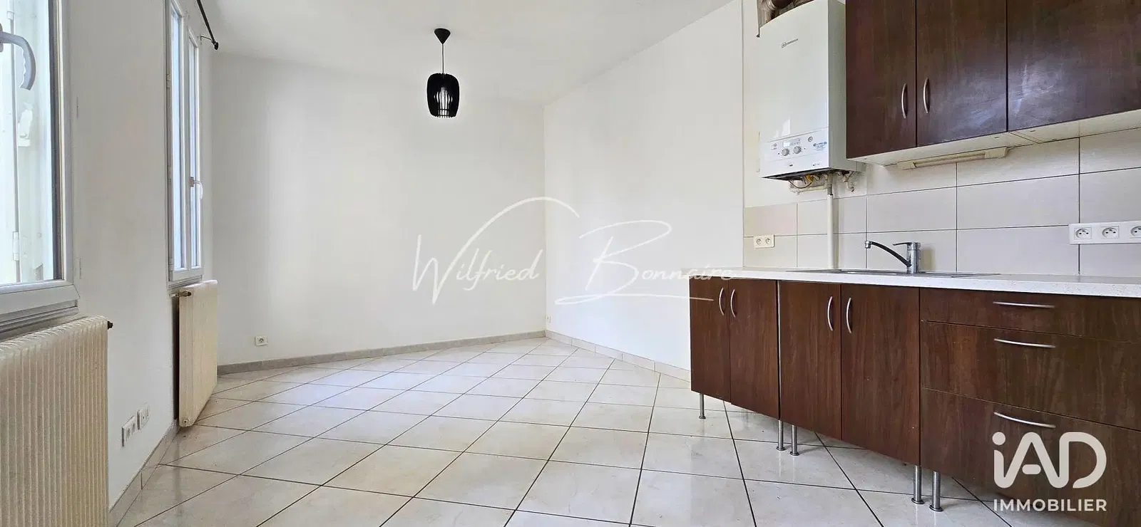 Σαλόνι; ξύλινο πάτωμα, φυσικό φως, μοντέρνο στυλ, ψηλά ταβάνια