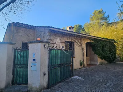 Σαλόνι; ξύλινο πάτωμα, φυσικό φως, μοντέρνο στυλ, ψηλά ταβάνια