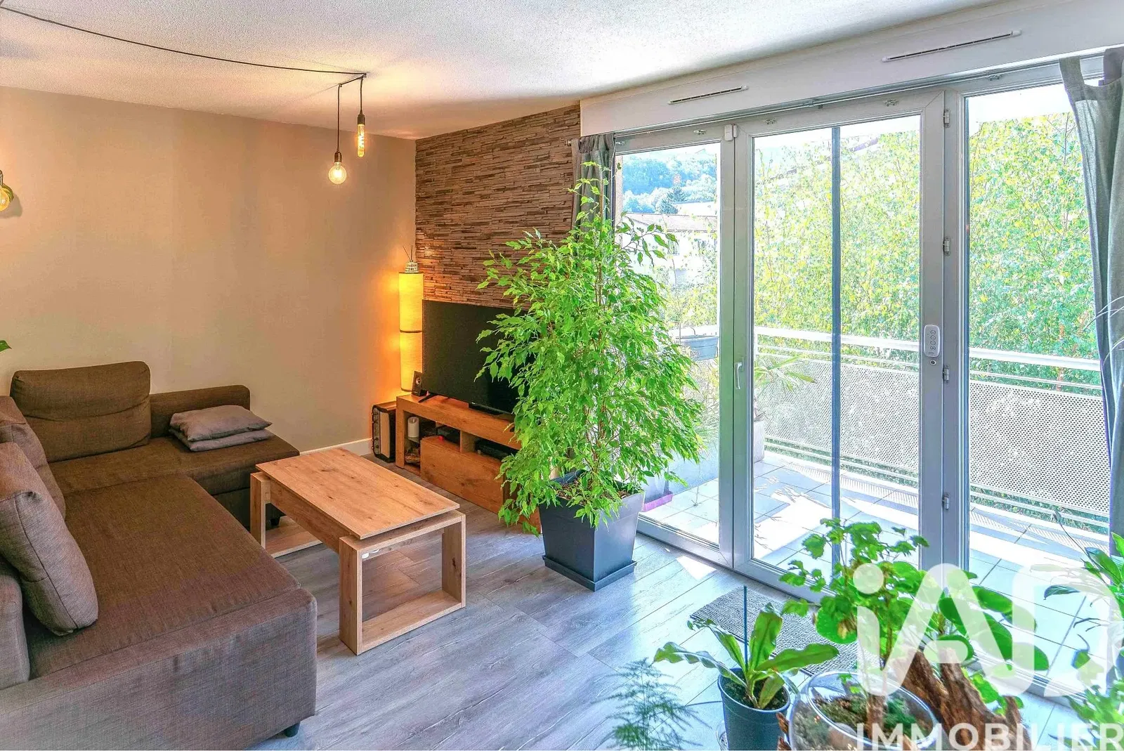 Σαλόνι; ξύλινο πάτωμα, φυσικό φως, μοντέρνο στυλ, ψηλά ταβάνια