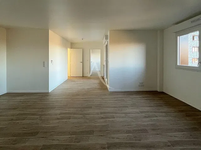 Kuchyňa; kuchynské spotrebiče, drevená podlaha, prirodzené svetlo, moderný štýl, po rekonštrukcii