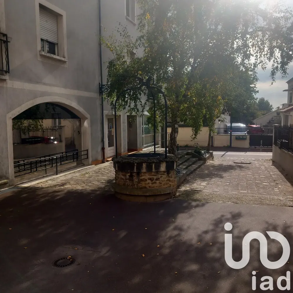 Salon; parquet, lumière naturelle, style moderne, hauteur sous plafond