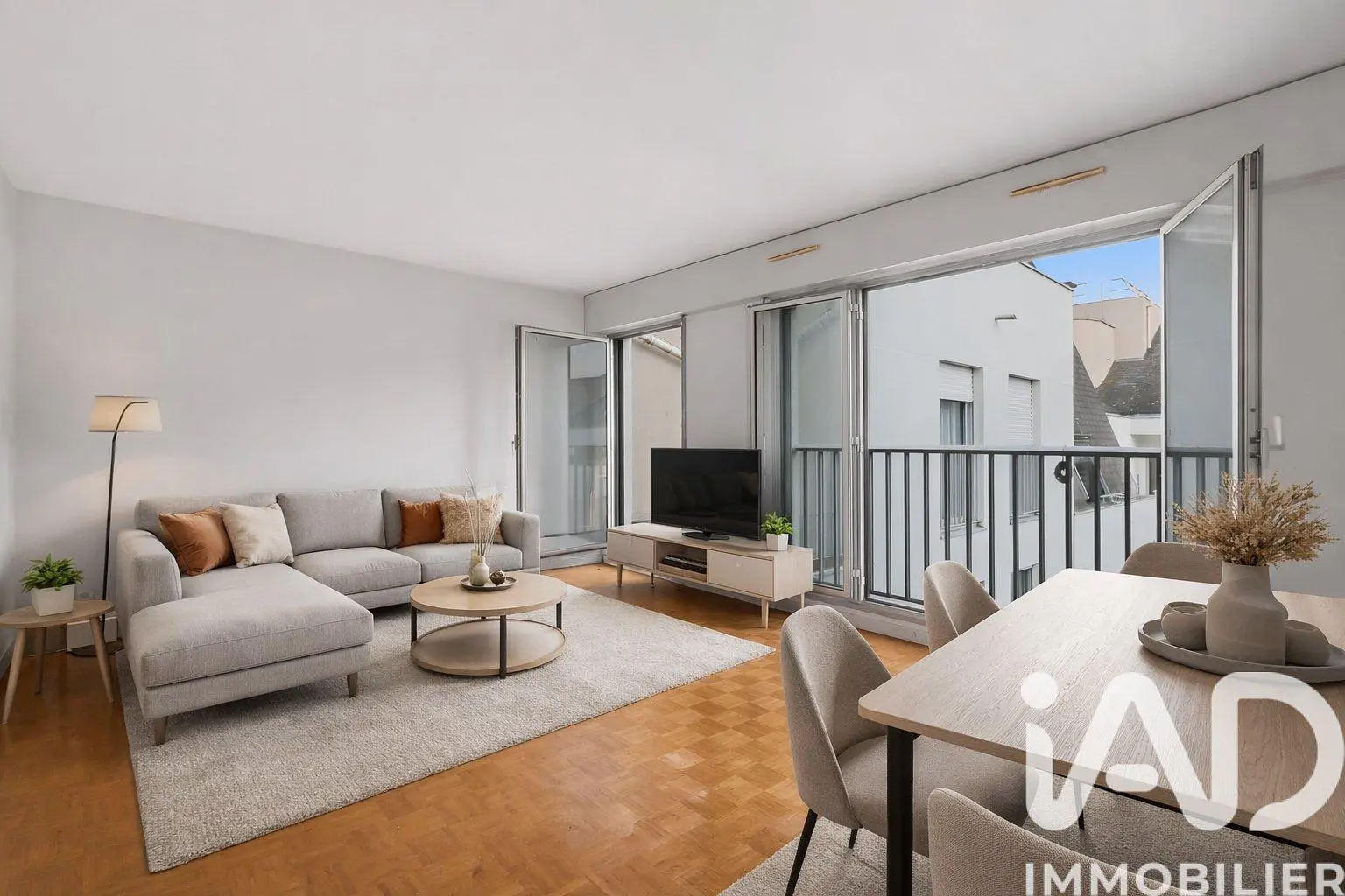 Oturma odası; ahşap zemin, doğal ışık, modern stil, yüksek tavan