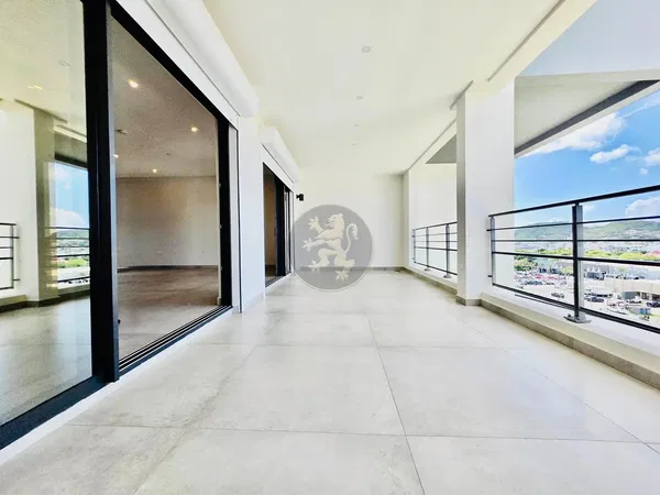 مطبخ; أجهزة المطبخ, أرضية خشبية, ضوء طبيعي, أسلوب عصري, مجدد