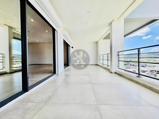 Keuken; keukenapparatuur, houten vloer, natuurlijk licht, moderne stijl, gerenoveerd