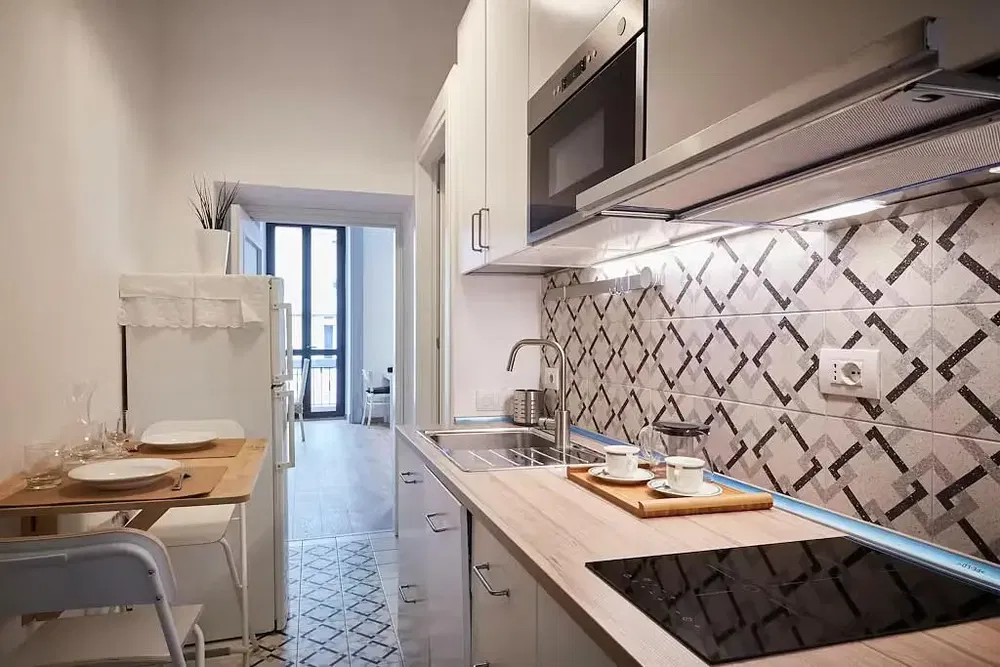 Cuisine; électroménager, parquet, lumière naturelle, style moderne, rénové