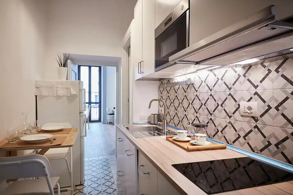 Küche; küchengeräte, holzboden, tageslicht, moderner stil, renoviert