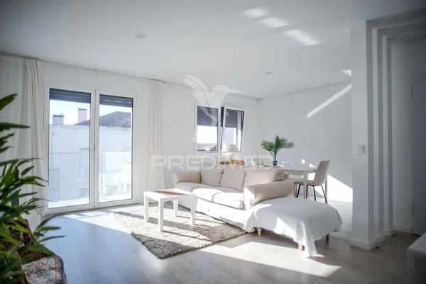 Salon; parquet, lumière naturelle, style moderne, hauteur sous plafond