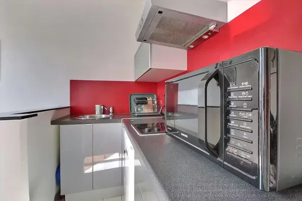 Salón; suelo de madera, luz natural, estilo moderno, techos altos