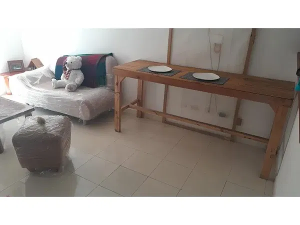 Дневна соба; дрвени под, природно светло, модерни стил, високи плафони