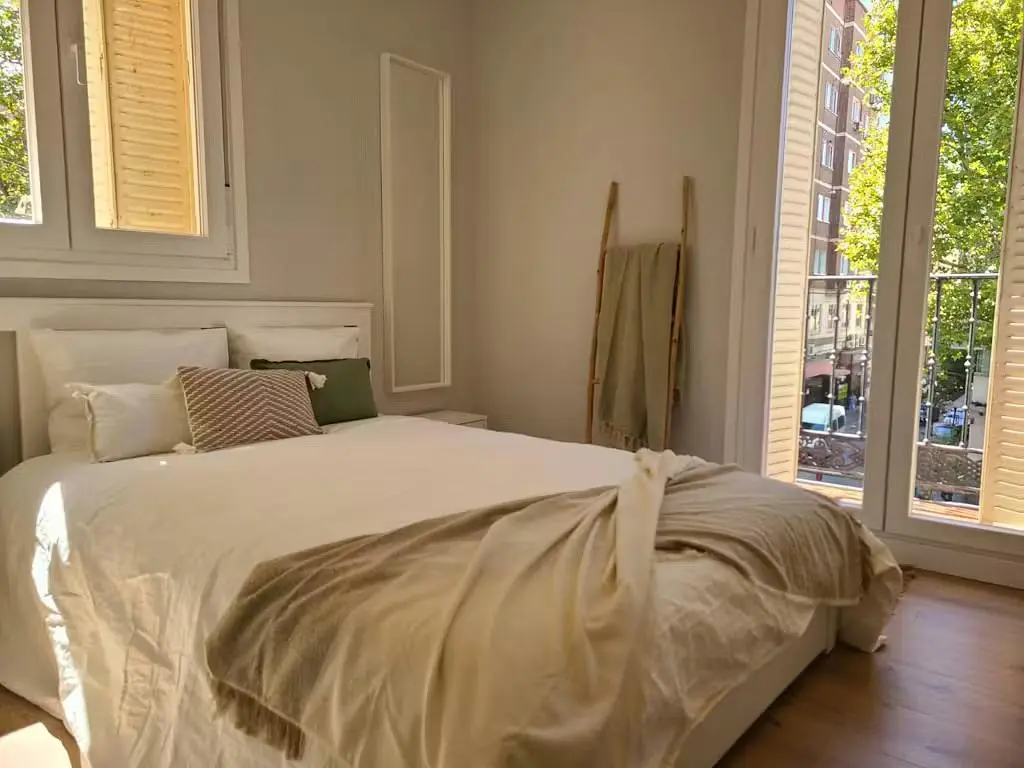 Oturma odası; ahşap zemin, doğal ışık, modern stil, yüksek tavan