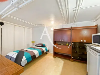 Σαλόνι; ξύλινο πάτωμα, φυσικό φως, μοντέρνο στυλ, ψηλά ταβάνια