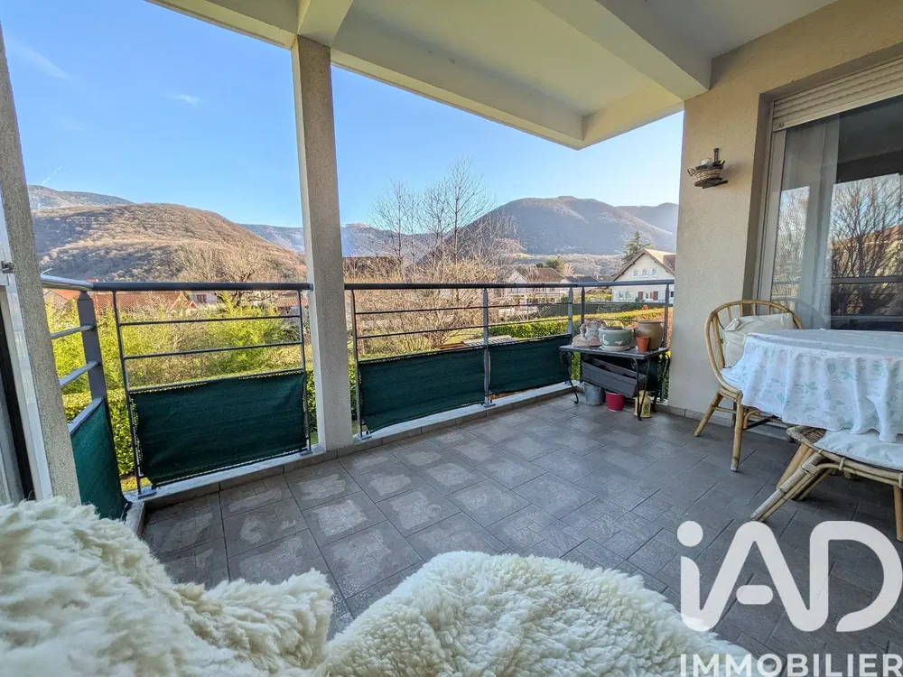 Wohnzimmer; holzboden, tageslicht, moderner stil, hohe decken