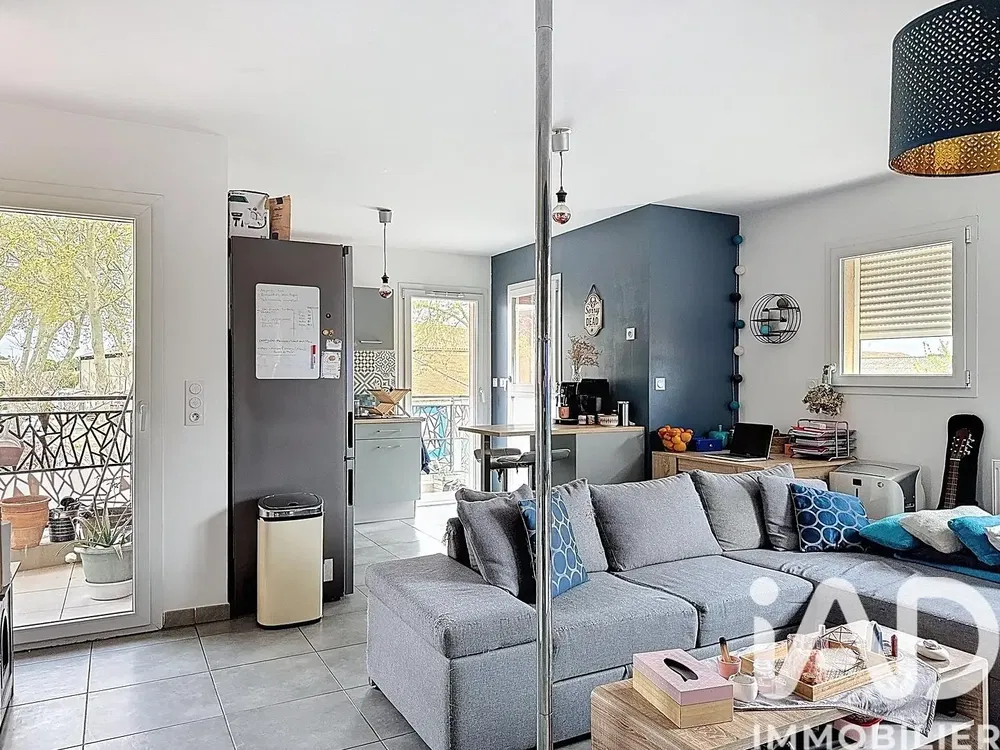 Σαλόνι; ξύλινο πάτωμα, φυσικό φως, μοντέρνο στυλ, ψηλά ταβάνια