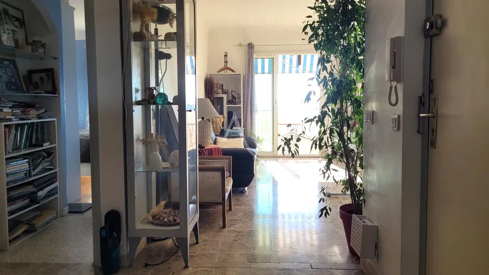 Κουζίνα; συσκευές κουζίνας, ξύλινο πάτωμα, φυσικό φως, μοντέρνο στυλ, ανακαινισμένο