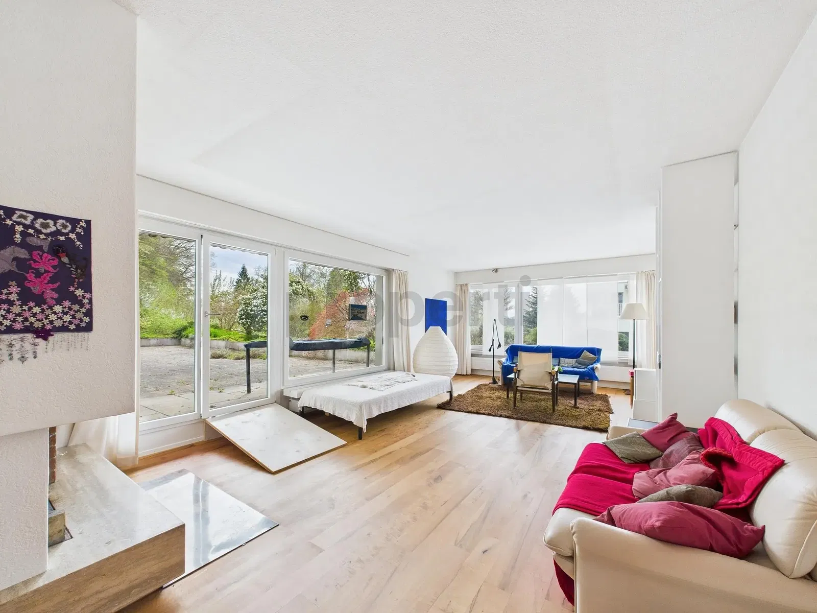 Wohnzimmer; holzboden, tageslicht, moderner stil, hohe decken