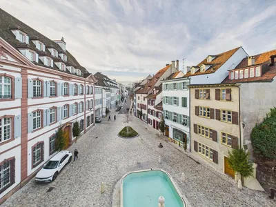Living room; wood floor, natural light, modern style, high ceiling
