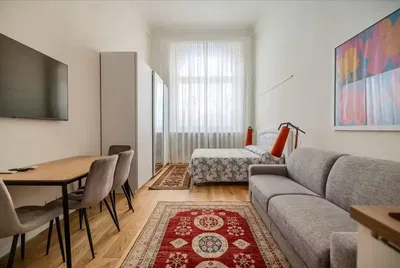 Soggiorno; pavimento in legno, luce naturale, stile moderno, soffitti alti