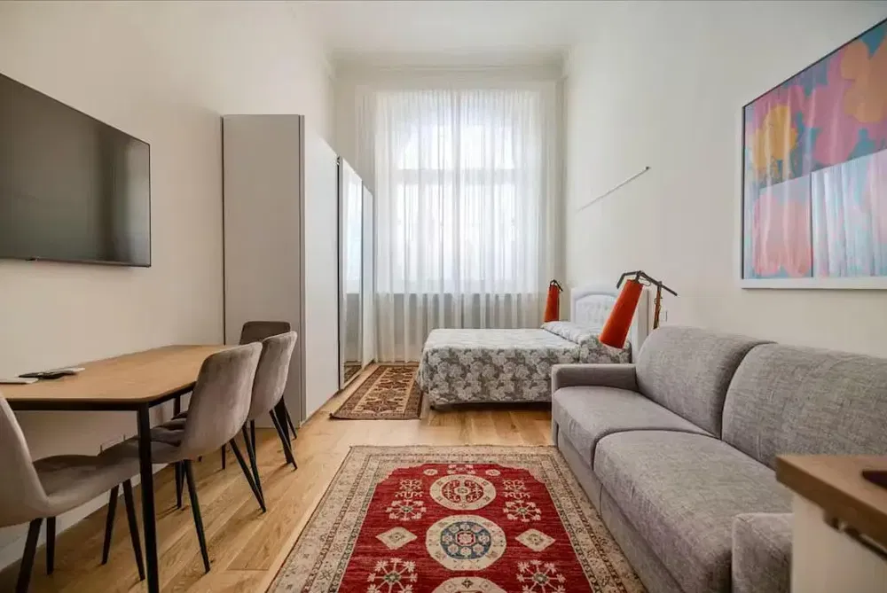 Σαλόνι; ξύλινο πάτωμα, φυσικό φως, μοντέρνο στυλ, ψηλά ταβάνια