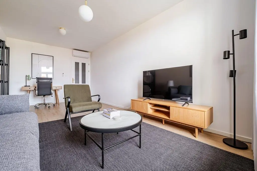 Salón; suelo de madera, luz natural, estilo moderno, techos altos