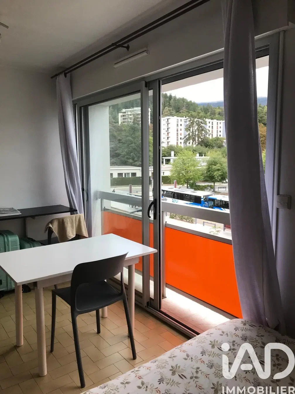 Obývací pokoj; dřevěná podlaha, přirozené světlo, moderní styl, vysoké stropy
