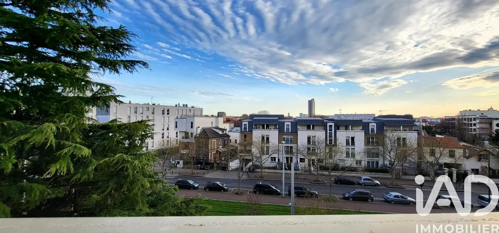 Oturma odası; ahşap zemin, doğal ışık, modern stil, yüksek tavan