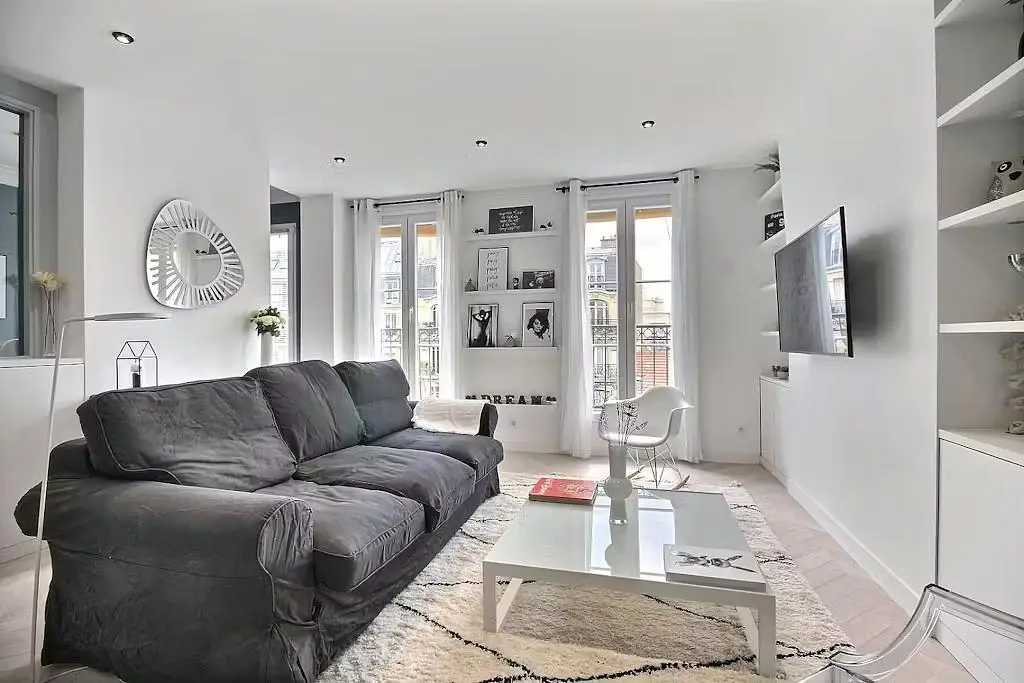 Wohnzimmer; holzboden, tageslicht, moderner stil, hohe decken