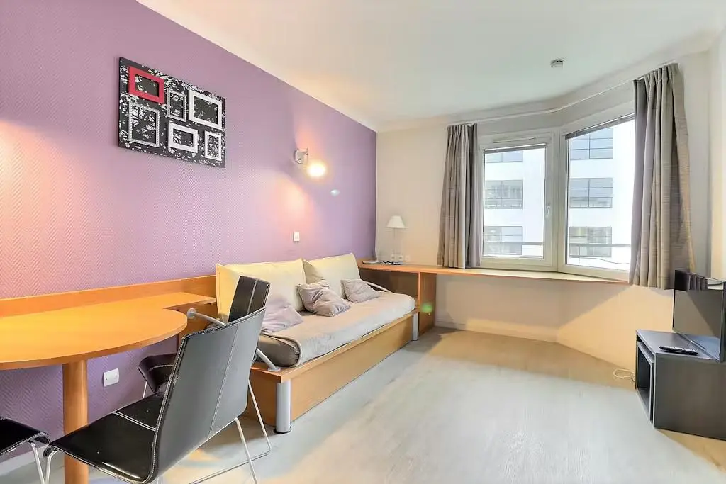 Wohnzimmer; holzboden, tageslicht, moderner stil, hohe decken