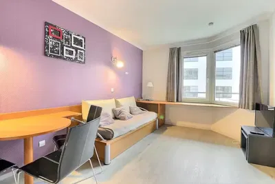 Soggiorno; pavimento in legno, luce naturale, stile moderno, soffitti alti