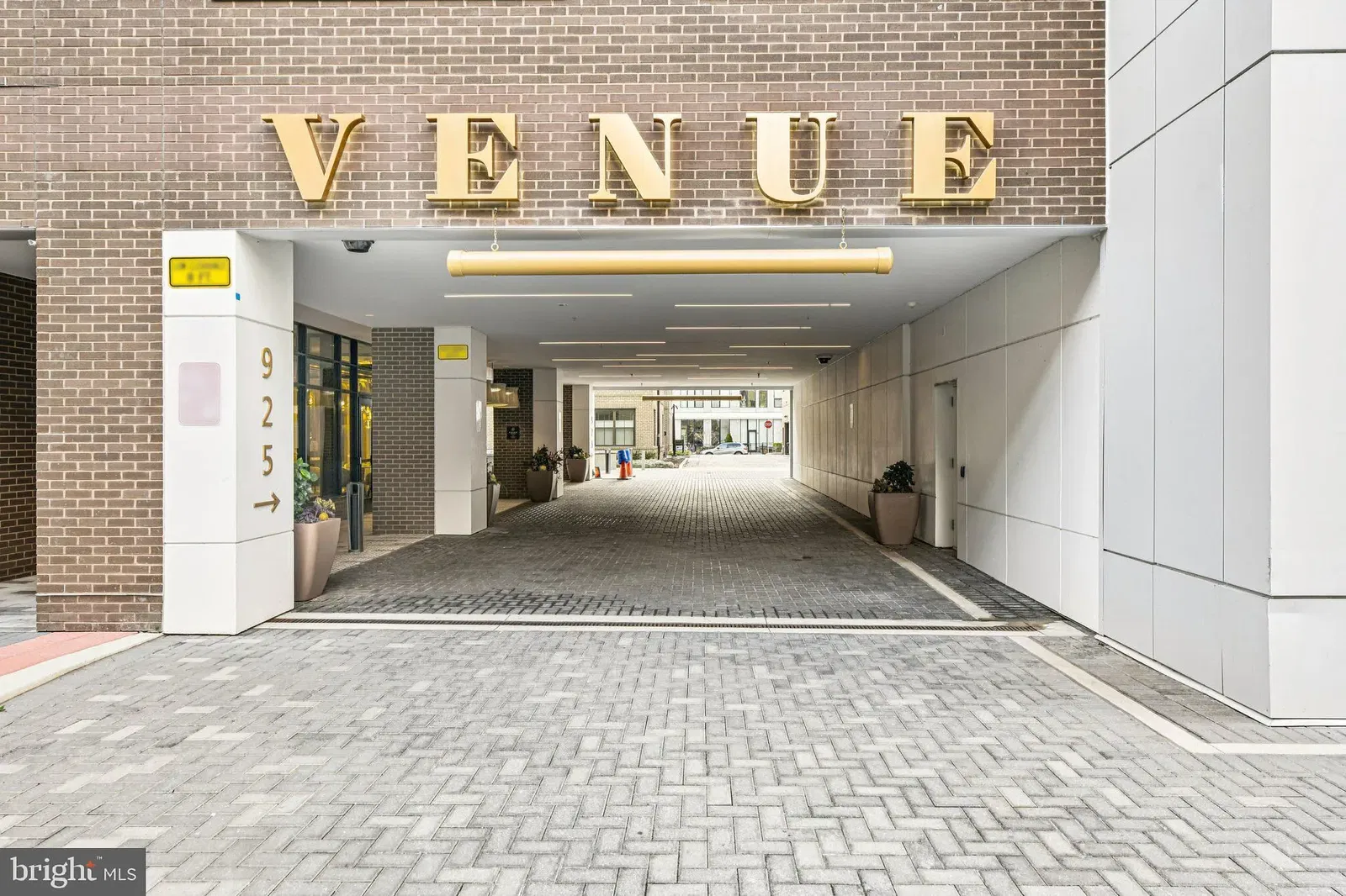 Keuken; keukenapparatuur, houten vloer, natuurlijk licht, moderne stijl, gerenoveerd