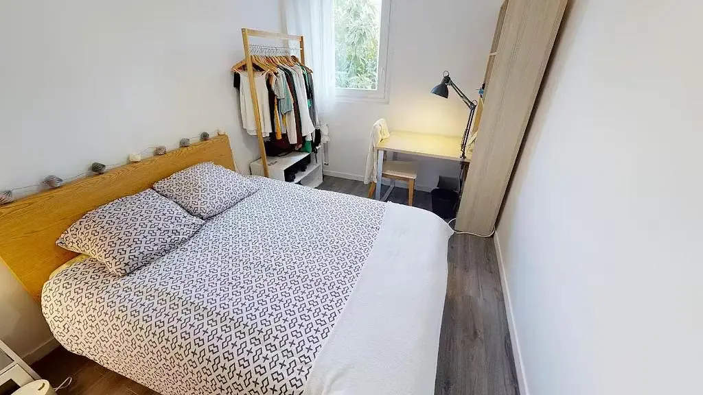 Living room; wood floor, natural light, modern style, high ceiling
