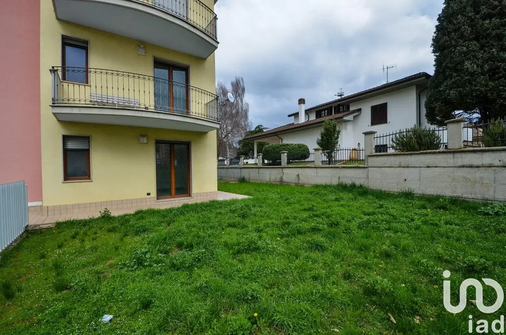 Woonkamer; houten vloer, natuurlijk licht, moderne stijl, hoge plafonds