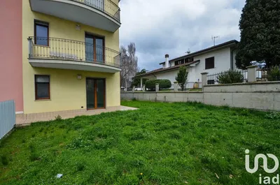 Woonkamer; houten vloer, natuurlijk licht, moderne stijl, hoge plafonds