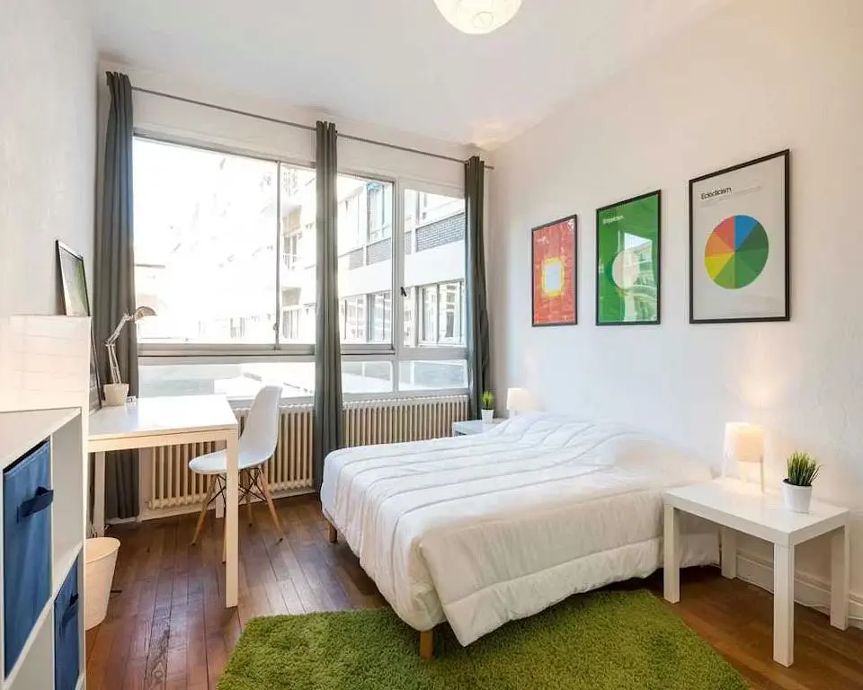 Cuisine; électroménager, parquet, lumière naturelle, style moderne, rénové