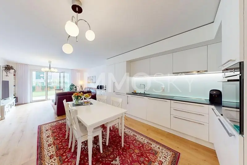 Woonkamer; houten vloer, natuurlijk licht, moderne stijl, hoge plafonds