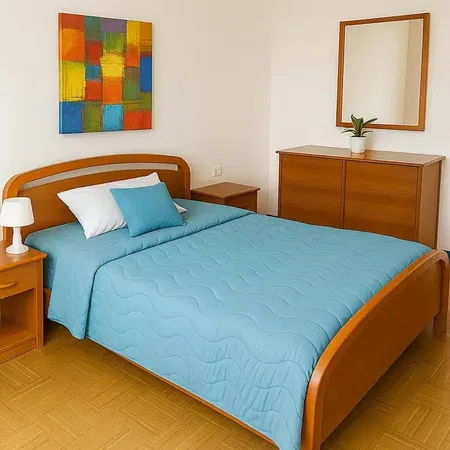 Wohnzimmer; holzboden, tageslicht, moderner stil, hohe decken