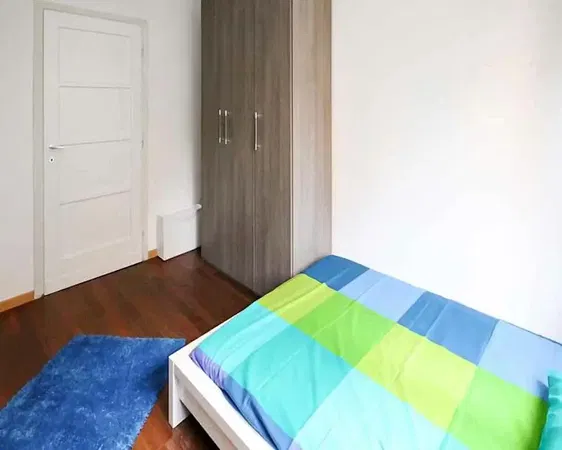 Wohnzimmer; holzboden, tageslicht, moderner stil, hohe decken