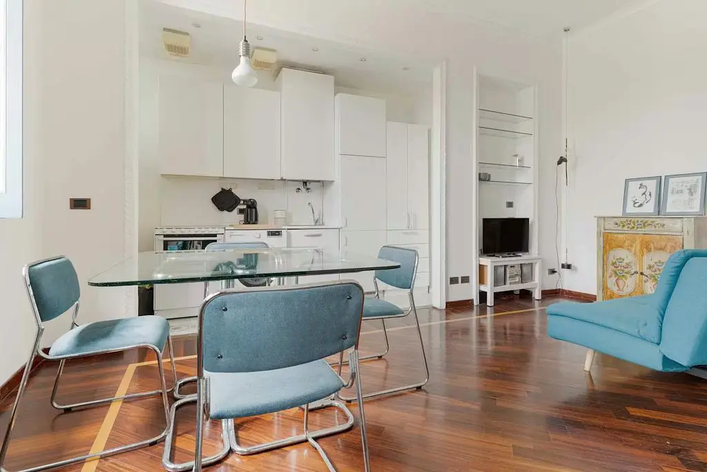 Wohnzimmer; holzboden, tageslicht, moderner stil, hohe decken