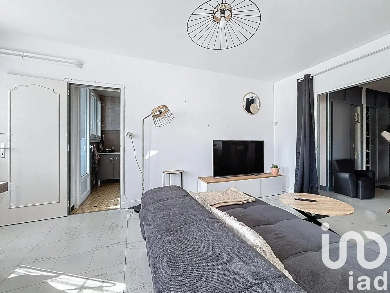 Soggiorno; pavimento in legno, luce naturale, stile moderno, soffitti alti