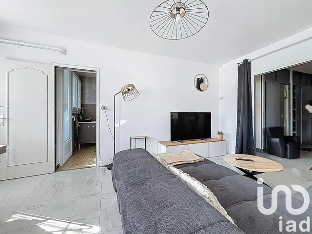 Dnevna soba; drveni pod, prirodno svjetlo, moderni stil, visoki plafoni