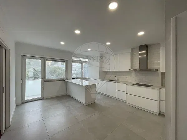 Salon; parquet, lumière naturelle, style moderne, hauteur sous plafond