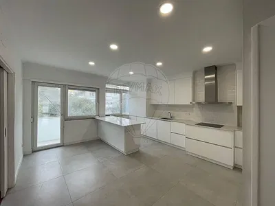 Soggiorno; pavimento in legno, luce naturale, stile moderno, soffitti alti