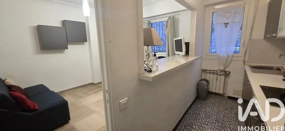 Wohnzimmer; holzboden, tageslicht, moderner stil, hohe decken